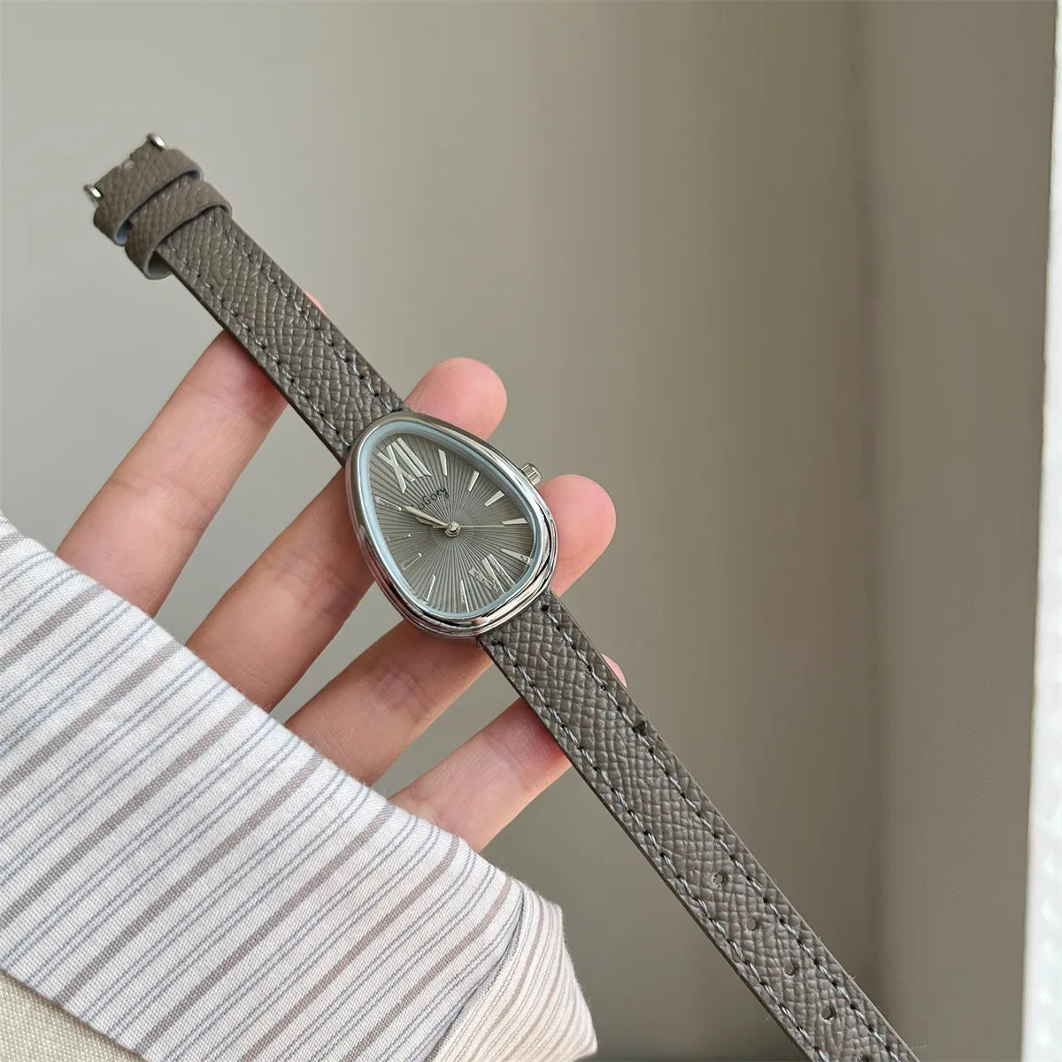 Luxury Snake Dial – The Red Leather Statement Watch